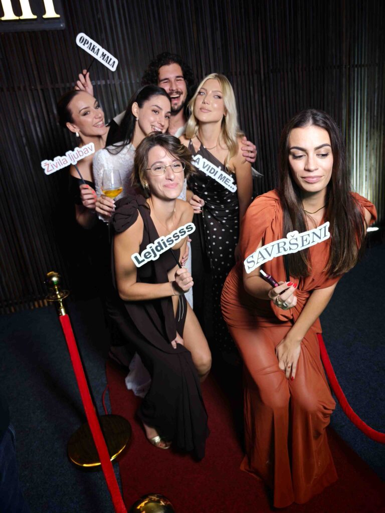 Društvo pred pozadinom za fotografiranje