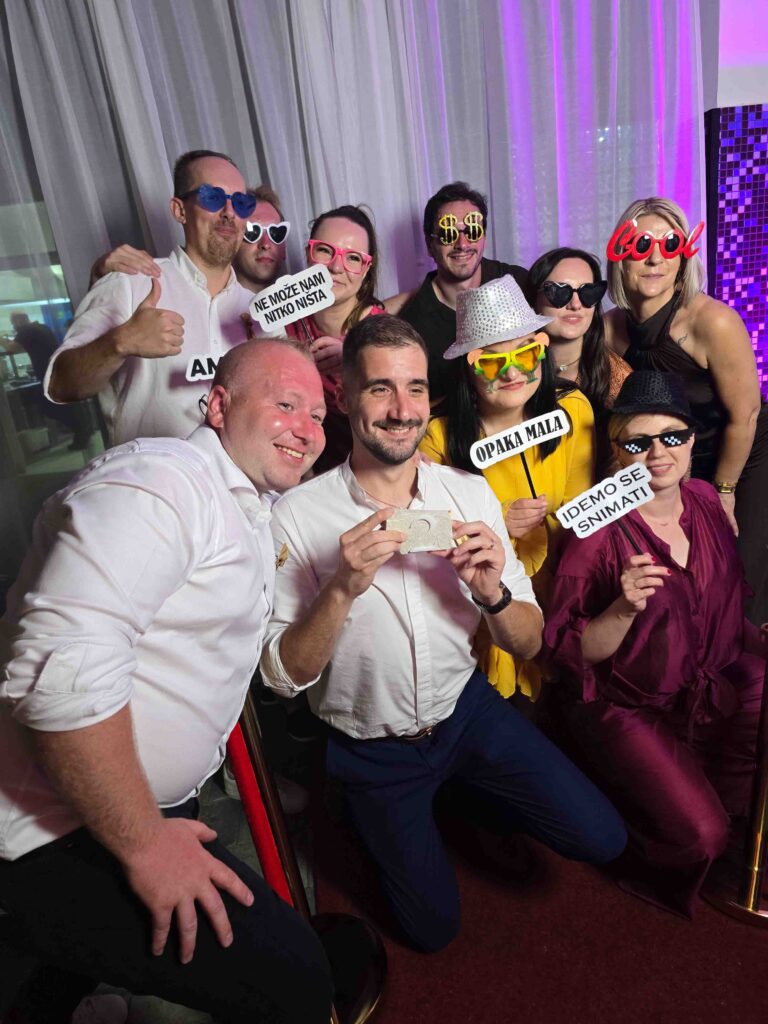 Društvo na proslavi uz Event Flow