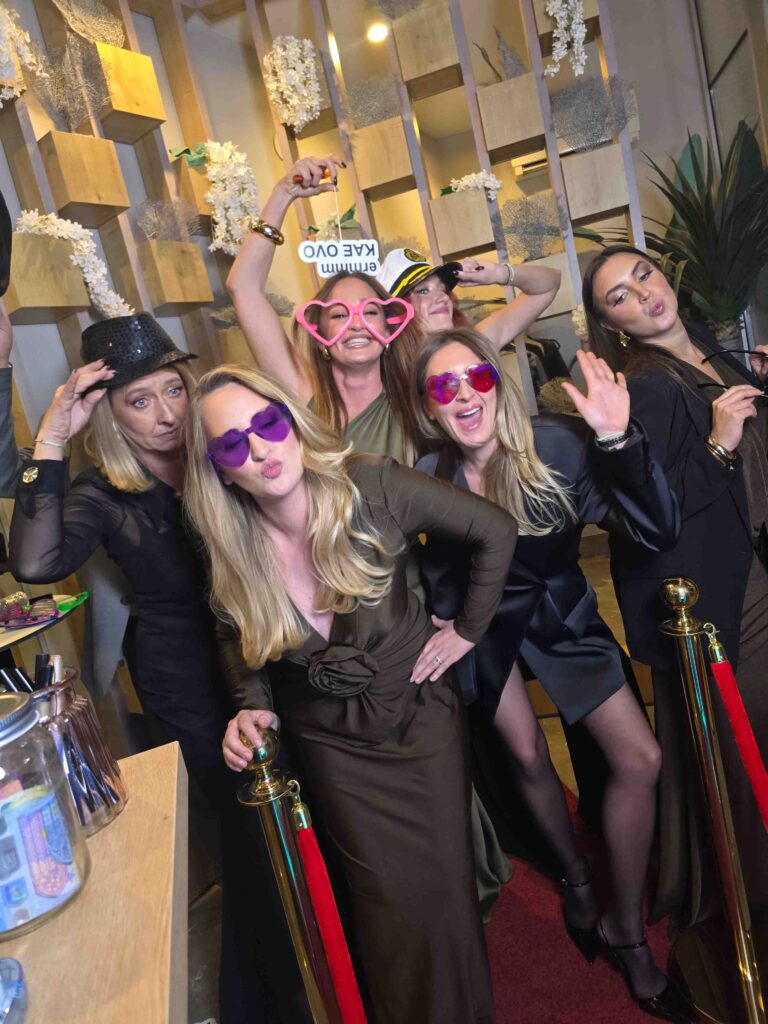 Veseli gosti pred Photo Booth kamerom